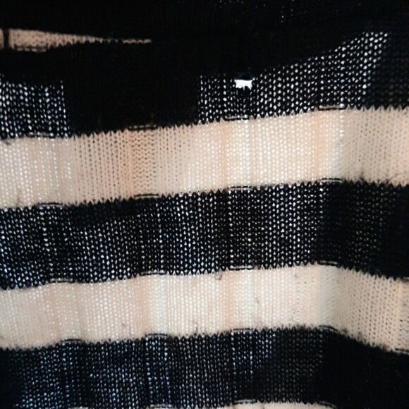 rue21, sleeveless top., black and off white. Small - Picture 6 of 7